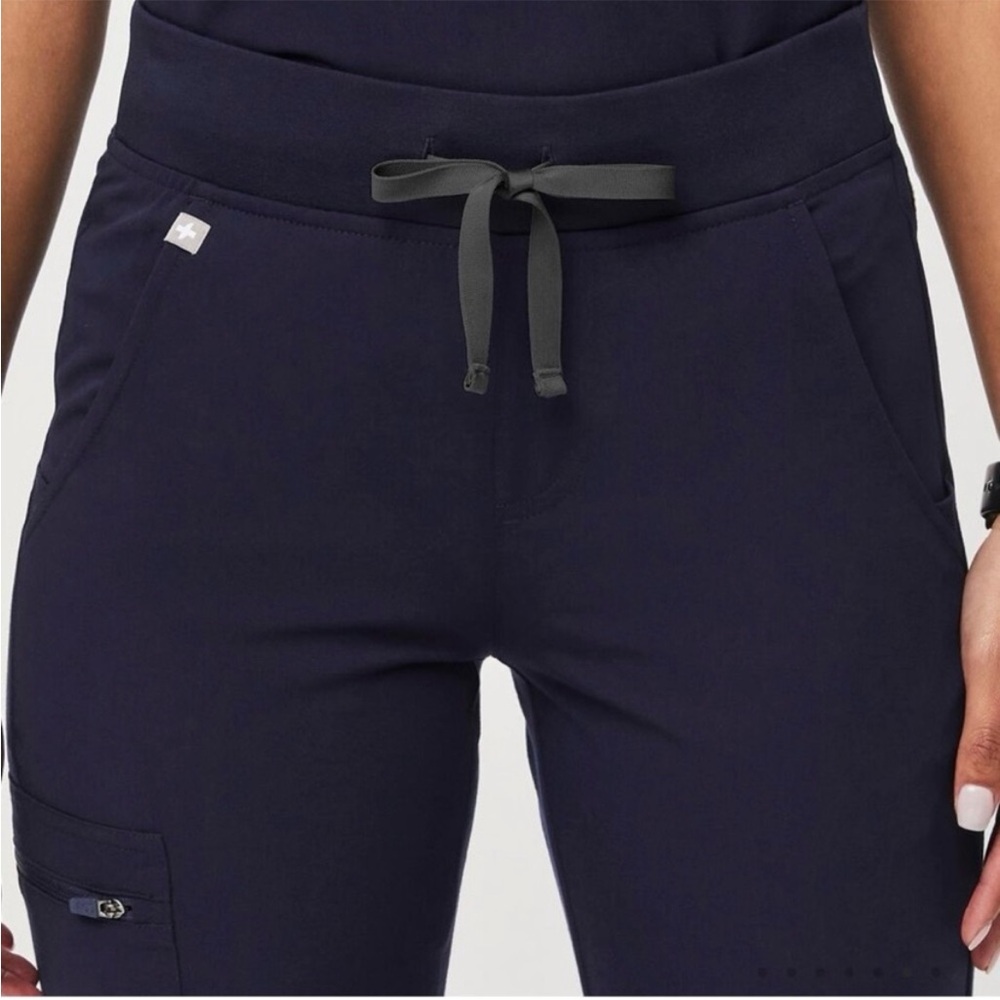 FIGS Zamora Jogger in Navy / Medium